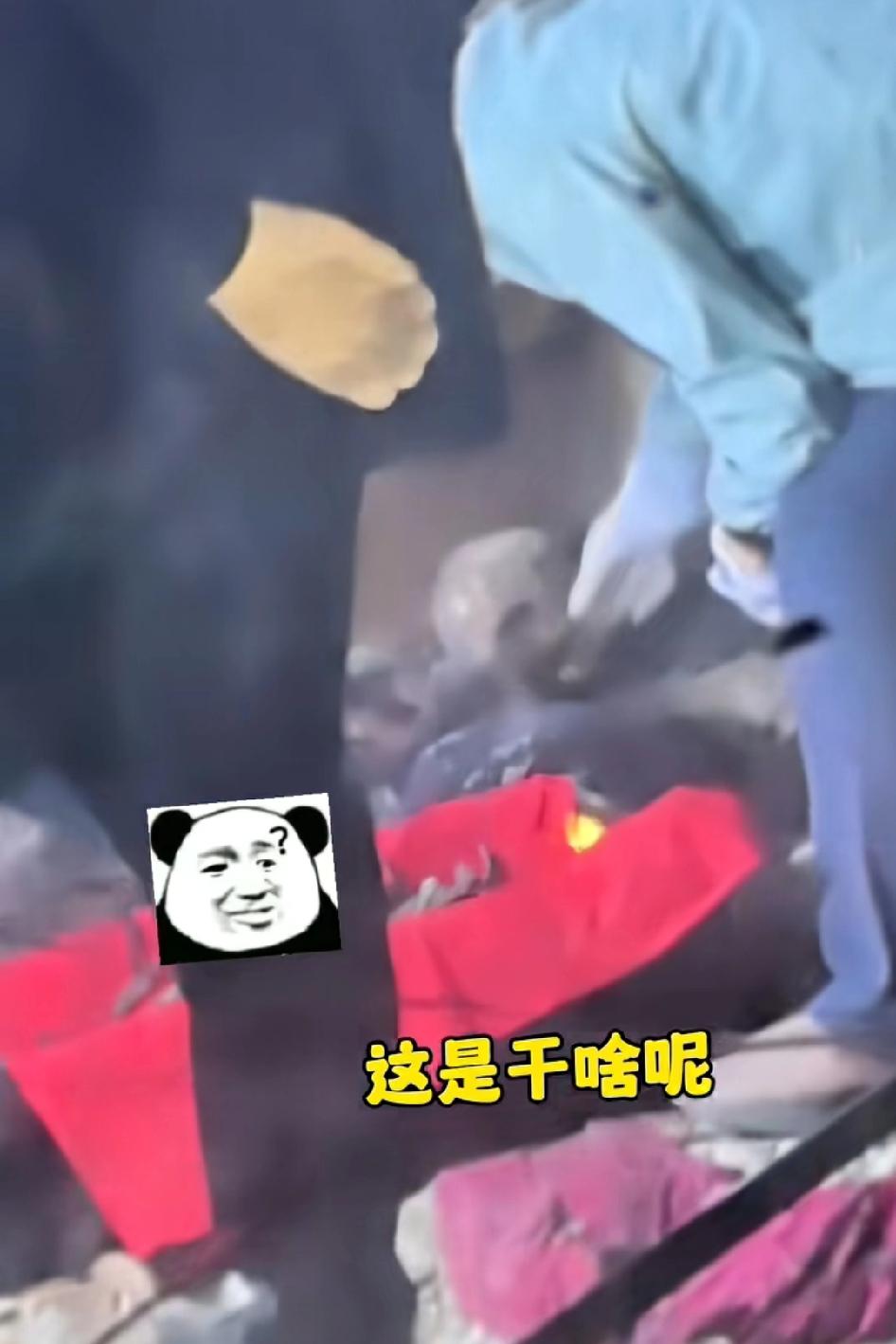 开挖机挖出坟墓来都很正常，但是哥们下一步的举动真的惊到了下巴，把头颅给砸烂了这