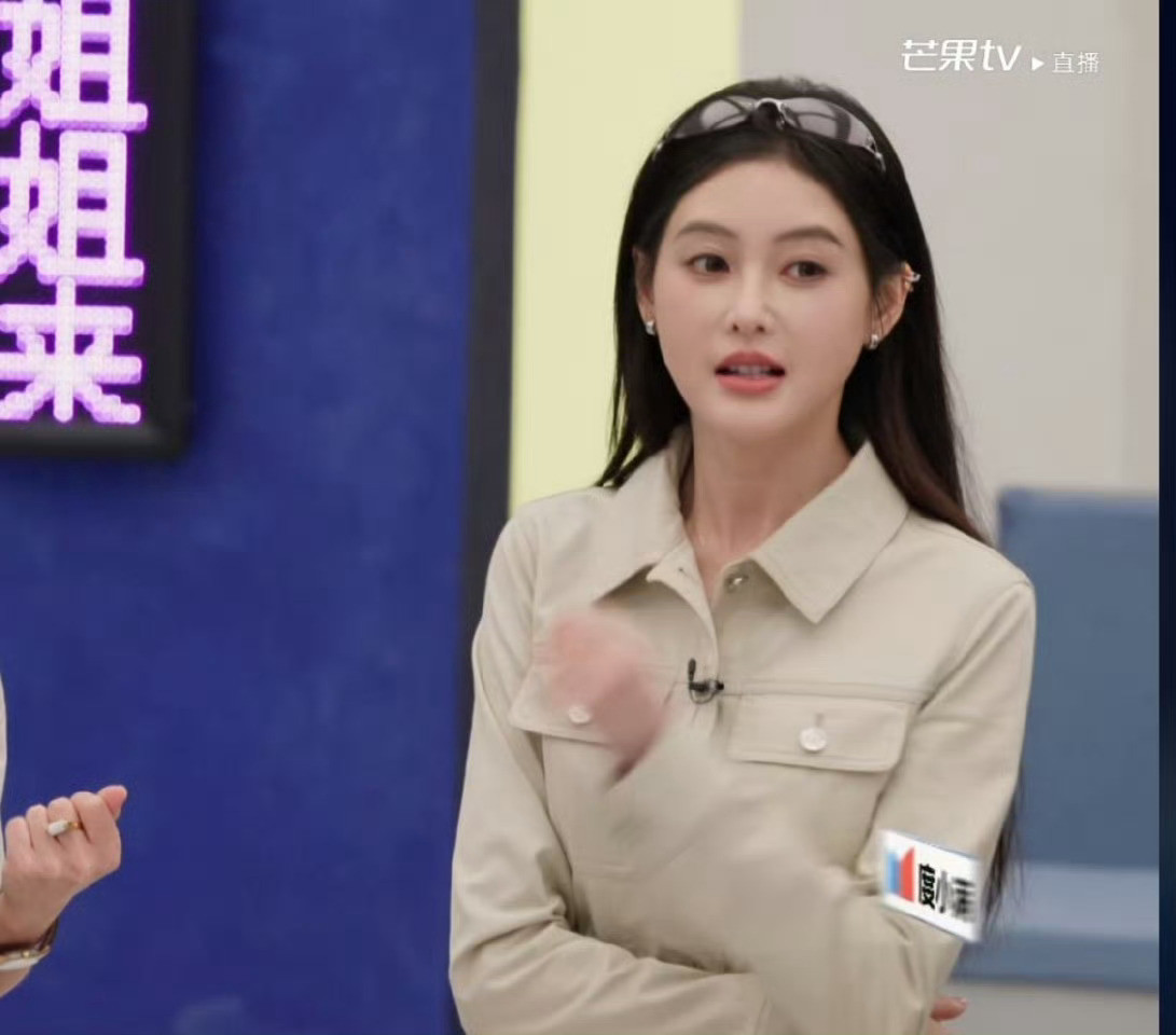 这是张天爱？感觉脸变圆润了