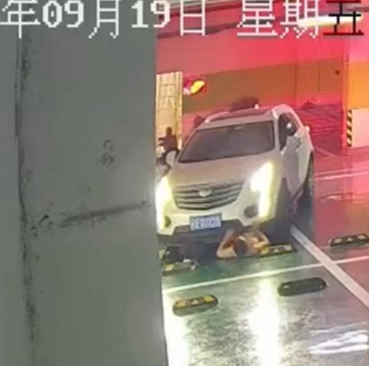 前几天刷到个新闻，心都揪紧了。一个30多岁的男人，在小区地下车库睡着了，结果被一