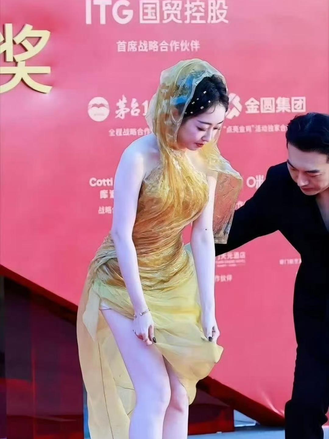 原来女明星也不全都是筷子腿，都没人好奇蒋梦婕的高跟鞋是怎么穿上的吗…