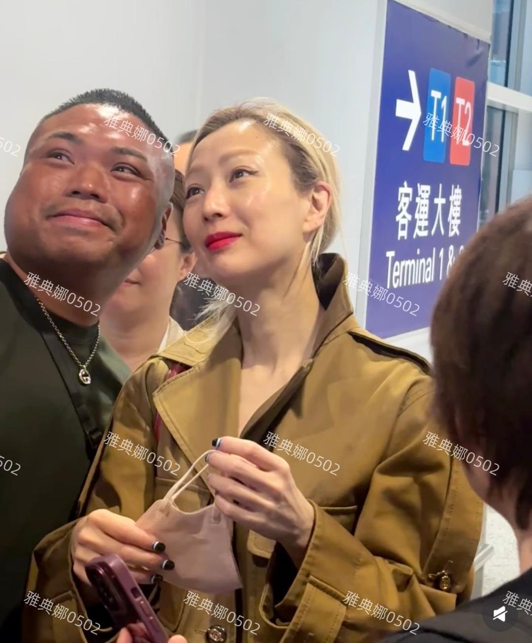 香港机场遇到郑秀文了，本人真的好靓女又瘦又年轻，皮肤好白白到发亮！54岁的年纪