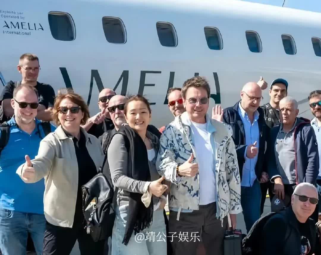 59岁的巩俐与76岁的法国籍丈夫米歇尔一同现身机场，准备出国工作。她近期身材略有