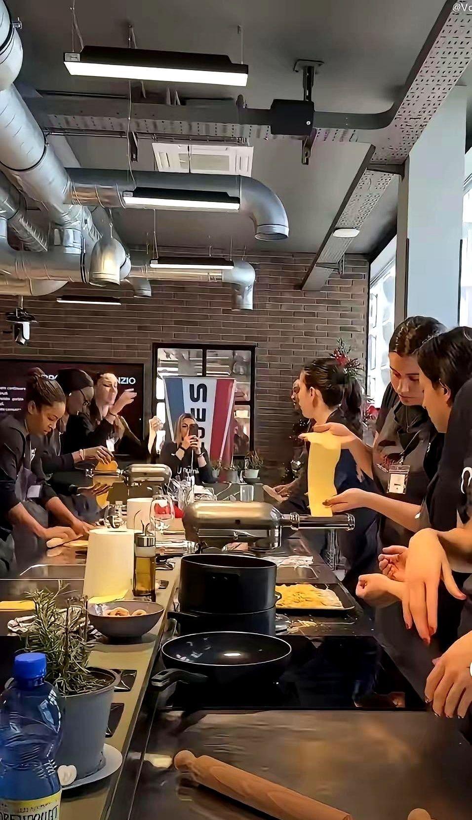 别的中国球员留洋是去打工，李盈莹是去当米兰更衣室里的“镇馆之宝”。米兰给她的配