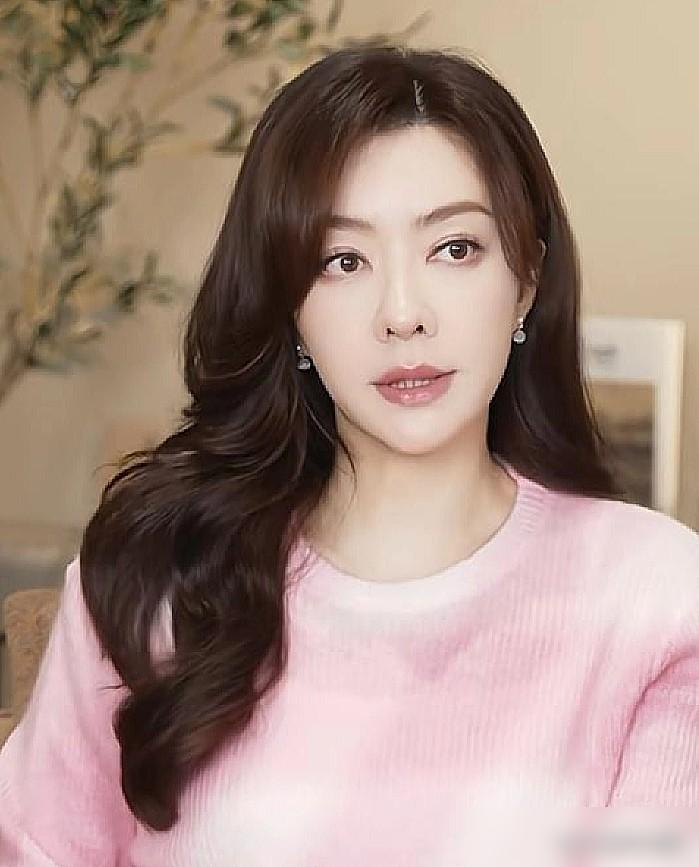 忍了13年，熊黛林终于不装了。郭富城那句“鞋子不合脚”，原来真相是她主动脱掉的，