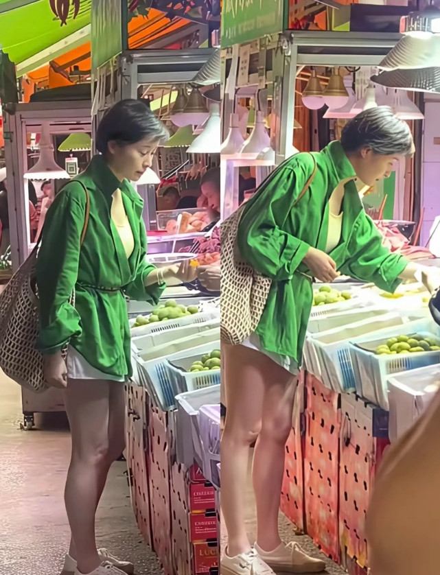 我闺蜜在云南旅游时，亲眼看到了53岁的吴越。她跟我叨叨了半天说，吴越本人和线