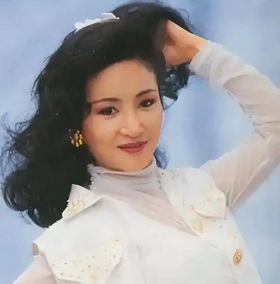 狄波拉面相自带贵气像富家小姐，谁能想到她是弃婴出身，全靠自己拼出一生 195