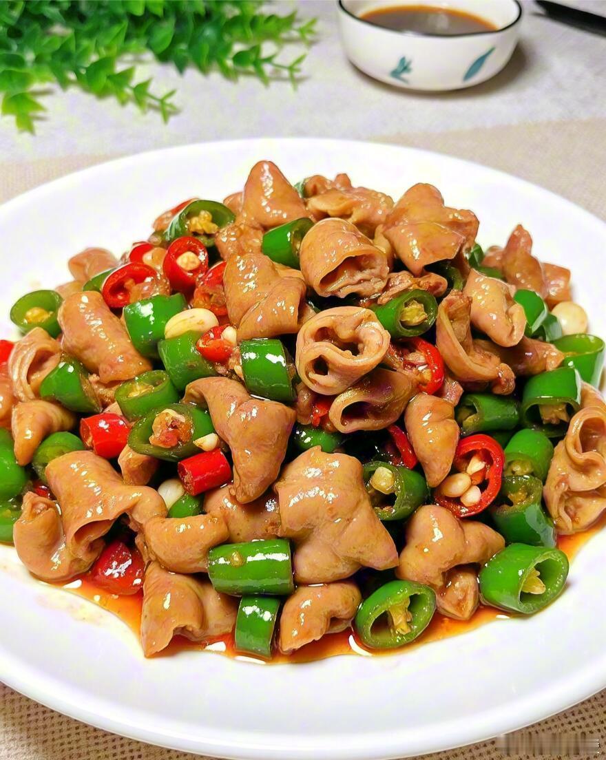 尖椒炒大肠，家常美味轻松做今天分享尖椒炒大肠的家常做法，让你轻松搞定美味晚餐。食