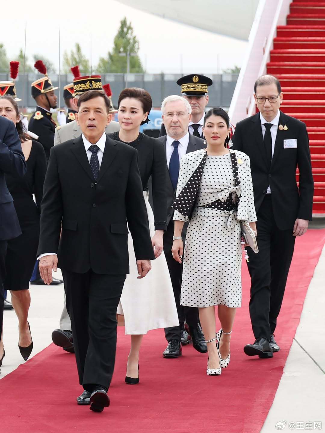 泰国王室🇹🇭6月28日，哇集拉隆功国王和苏提达王后、思蕊梵娜瓦瑞公主抵达法国