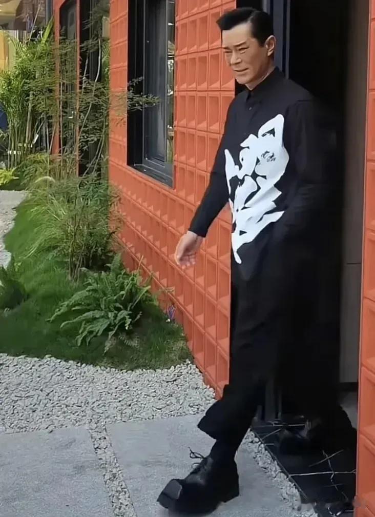 古天乐这双鞋子真的是太夸张了，甚至说有点离谱，其实古天乐180公分的身高，何必穿