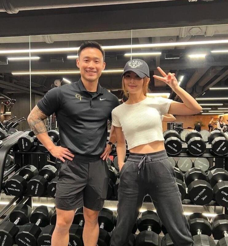 蔡卓妍官宣恋情，健身教练男友有点神似郑中基！其实算起来阿Sa每一段感情，几乎