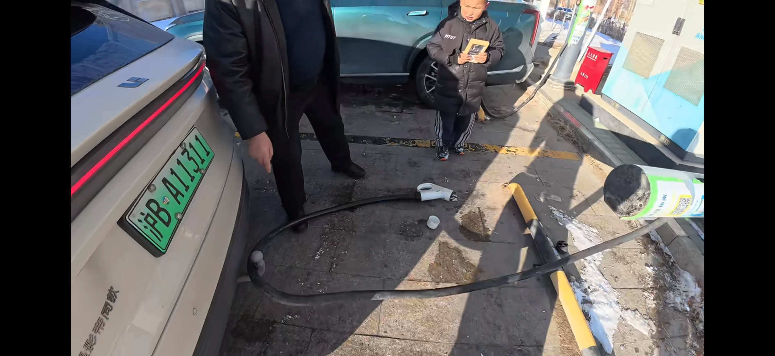 刷到个离谱的。博主开着理想i6充完电，没注意到那个拖车钩挂住了充电枪线，一把把充