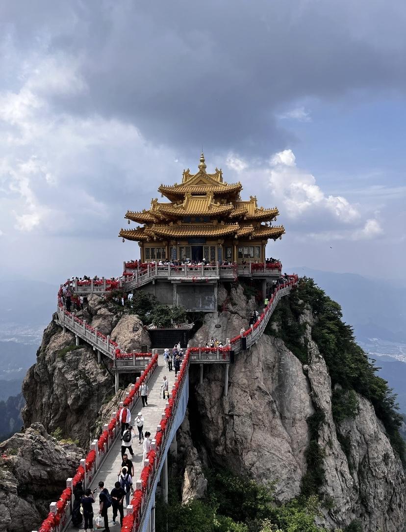 云海翻涌处，金顶披霞光。河南老君山藏着中原最绝的仙景，花岗岩峰林刺破苍穹，十里画