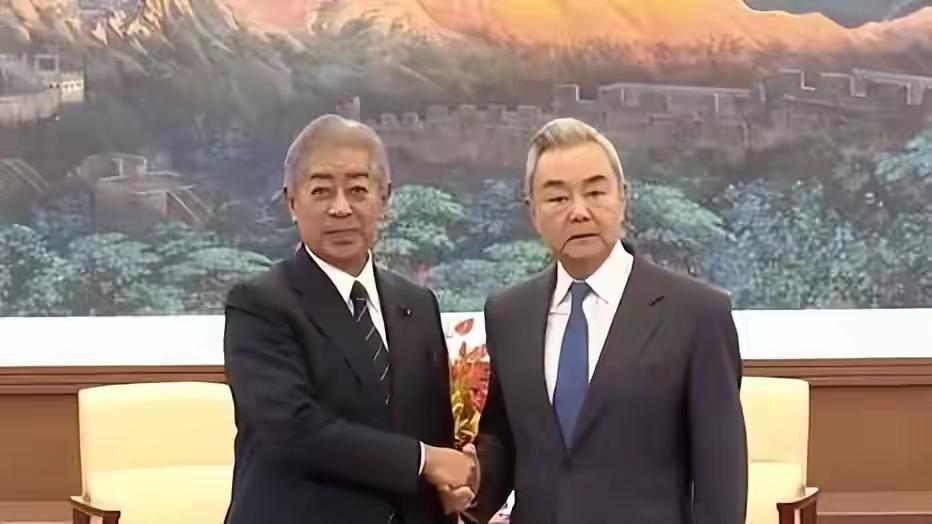 东京审判八十周年节点，王毅外长当面重话敲打日方：不认历史还想为侵略历史翻案，日本