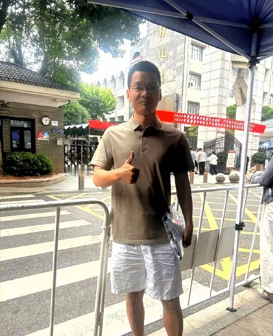 武汉一位高中数学老师，连续四年亲自报名参加高考，今年考完自己估了138分，最逗的