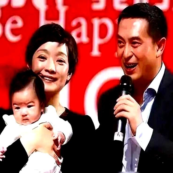 张嘉益满头白发背佝偻，王海燕冻龄像少女！西安街边理发摊偶遇，路人直接看懵了