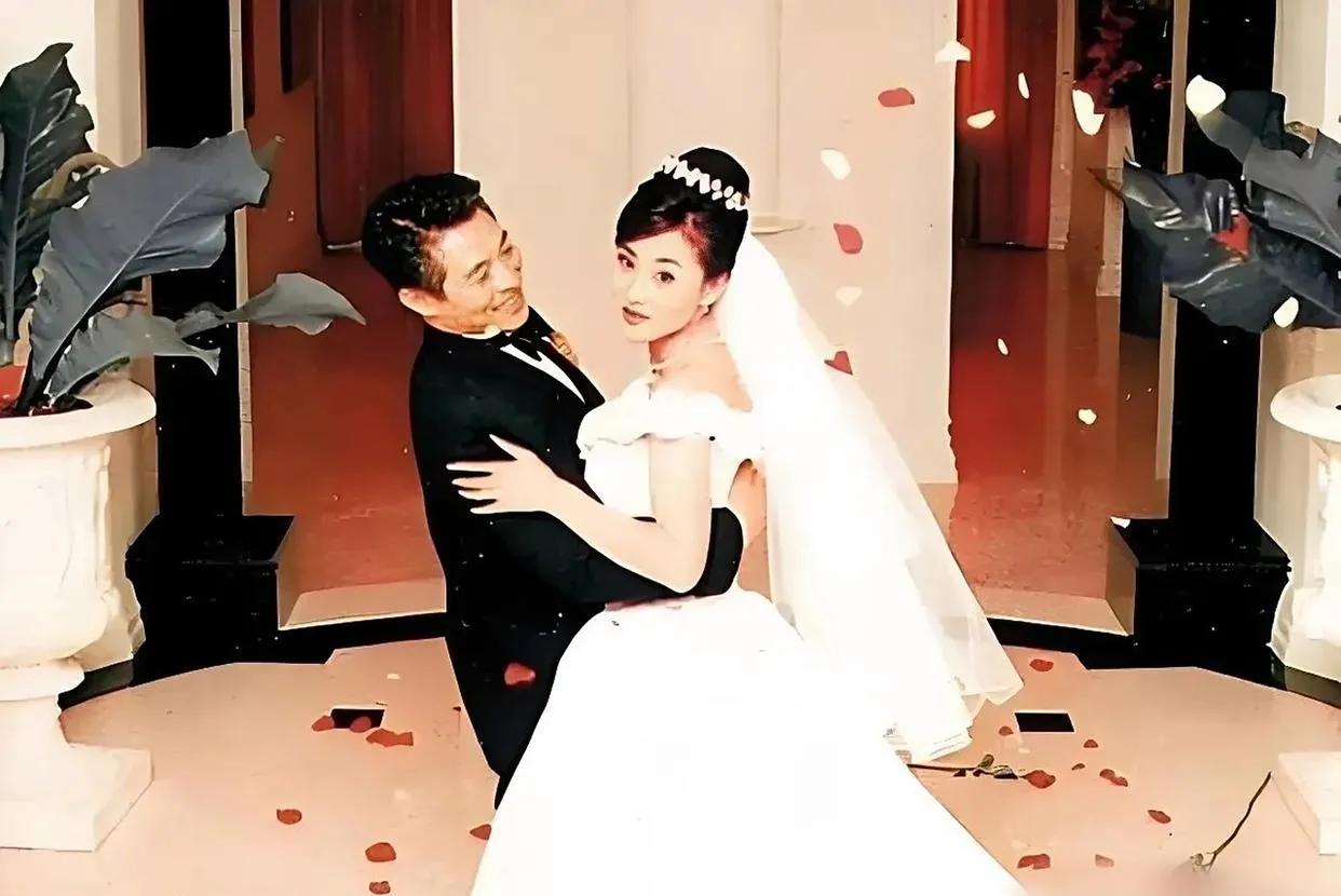 可见李连杰是真的喜欢利智，结婚当日喜悦之情溢于言表。1999年，功夫皇帝李连