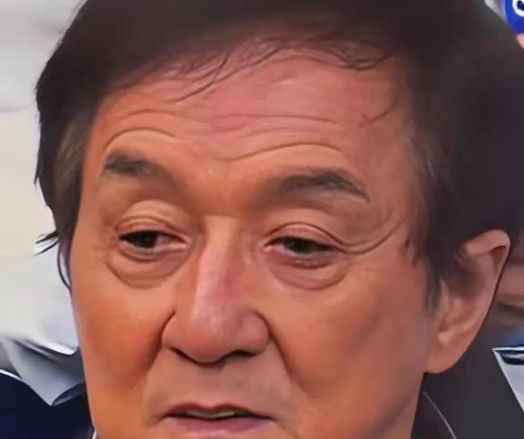 成龙这辈子是失败的!虽然成龙是功夫巨星，家财万贯，可是71岁的成龙还在打拼，
