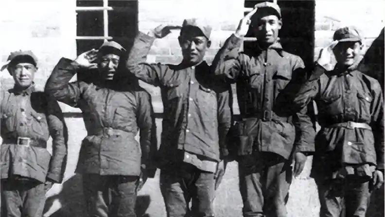 1937年，西路军伤员刘克先坐在甘州城街边讨饭，破烂的红军服下，冻伤溃烂的双脚