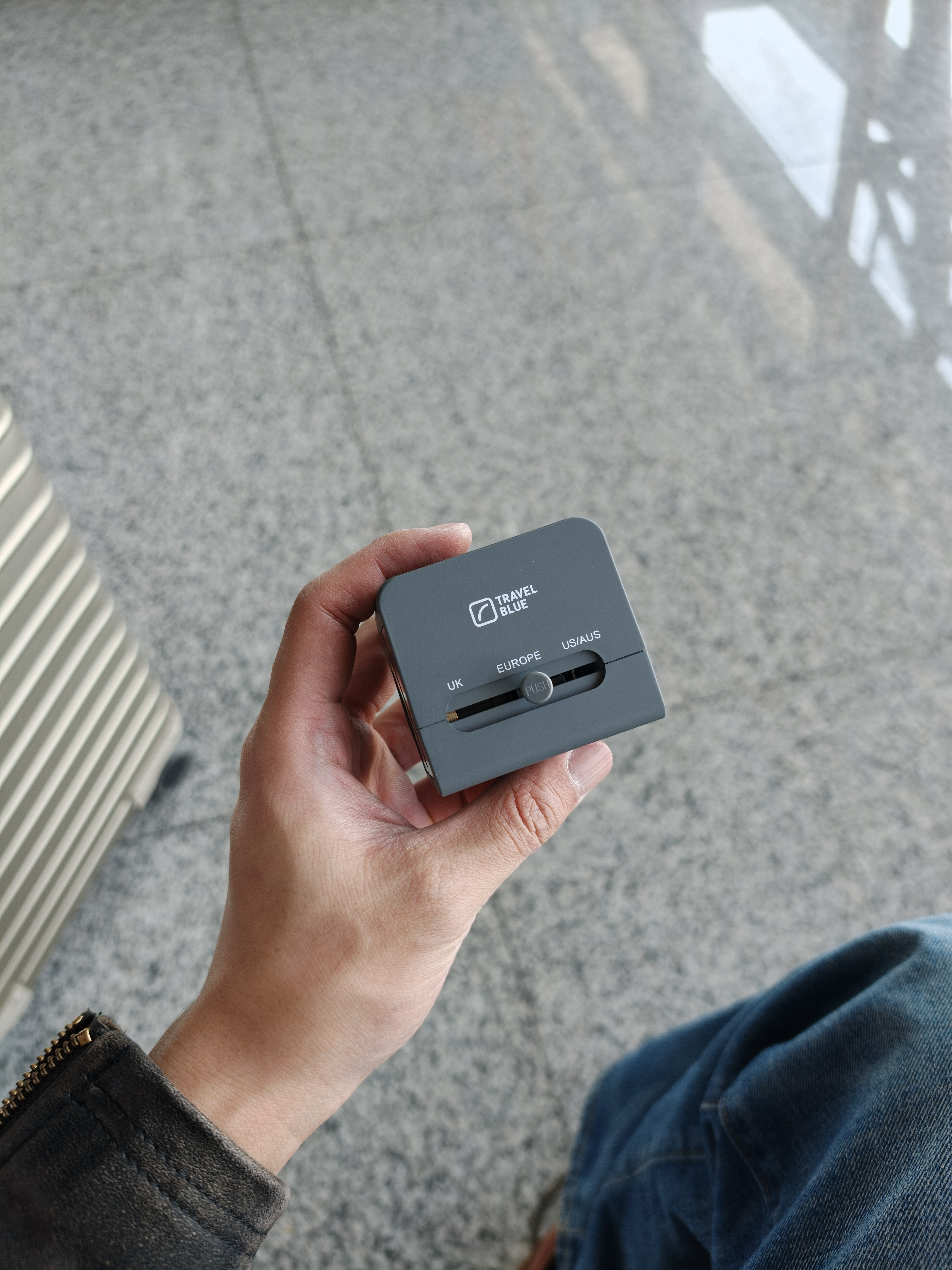 在机场买了个转换头，花了我270，心疼死了[笑着哭]​​​