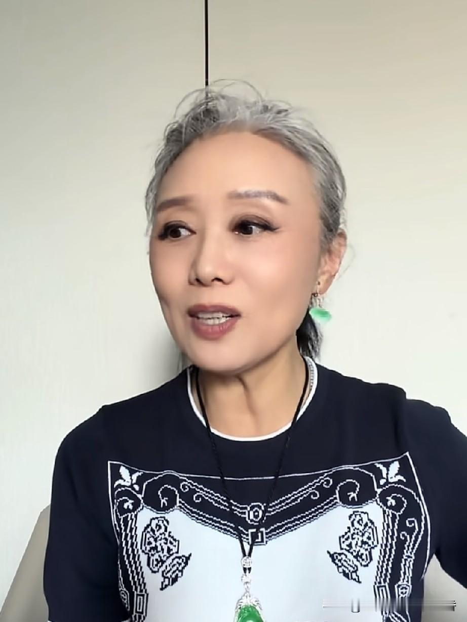 黄梅名家吴琼在个人社交平台透露，她刚以白发造型亮相时，小她15岁的老公阮巡十分反