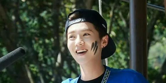 近日，鹿晗在录制《五哈6》时展现出极致反差萌，先以“潦草小狗”造型出圈，后又凭“