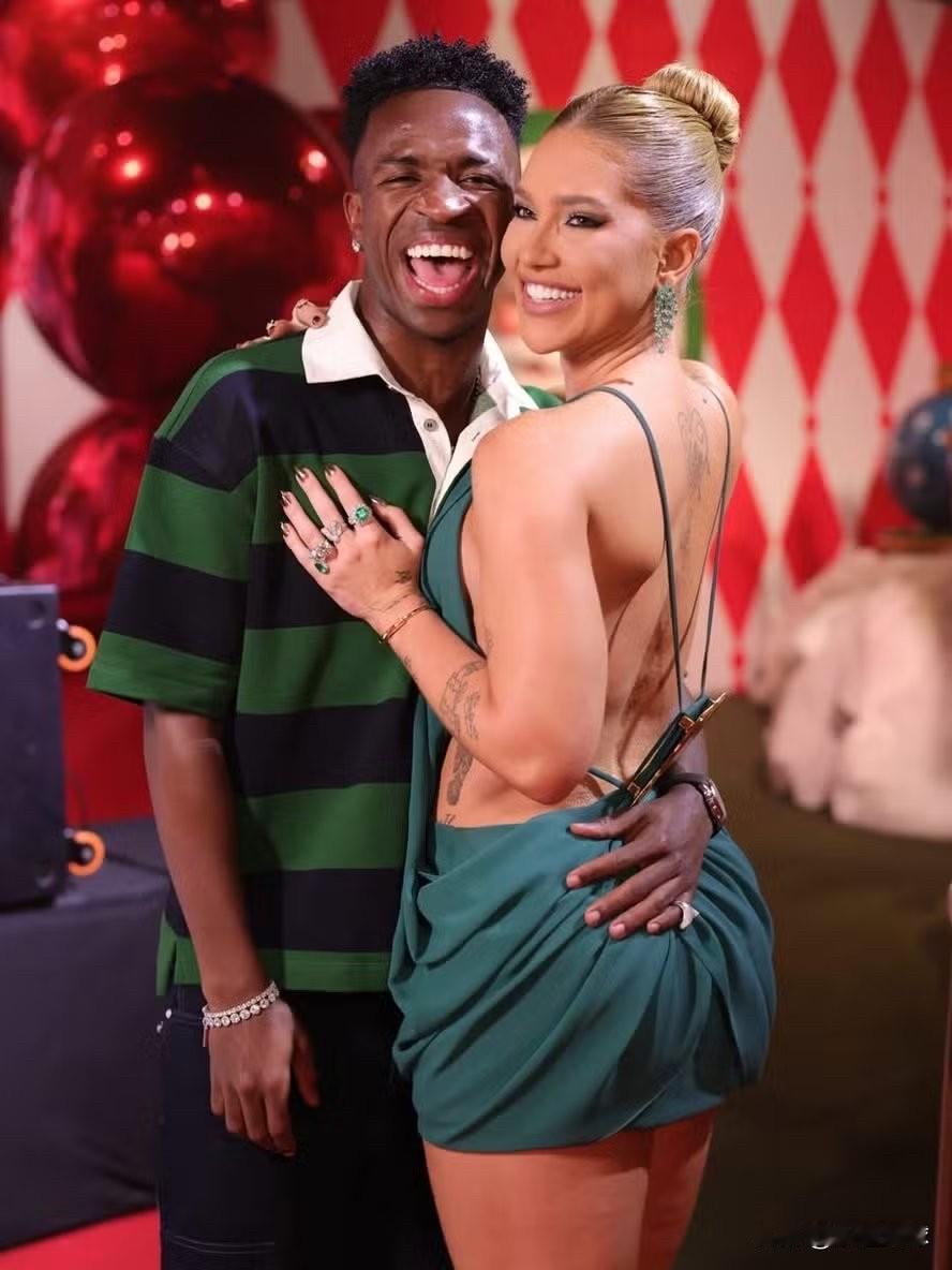 维尼休斯女友弗吉尼亚在接受莱奥·迪亚斯采访时说道："例如，如果我去看妇科医生