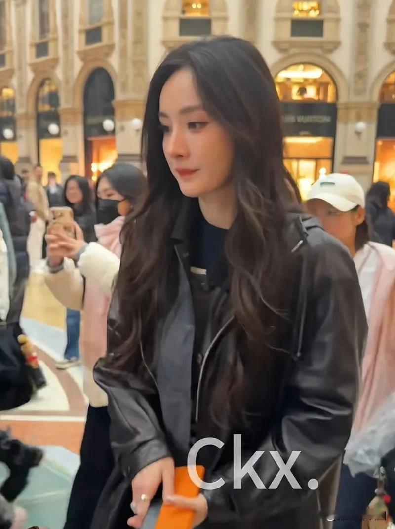 近日，杨幂出现在意大利米兰大街上，黑色皮衣好美好酷啊，不过最近十来年没有见到过杨
