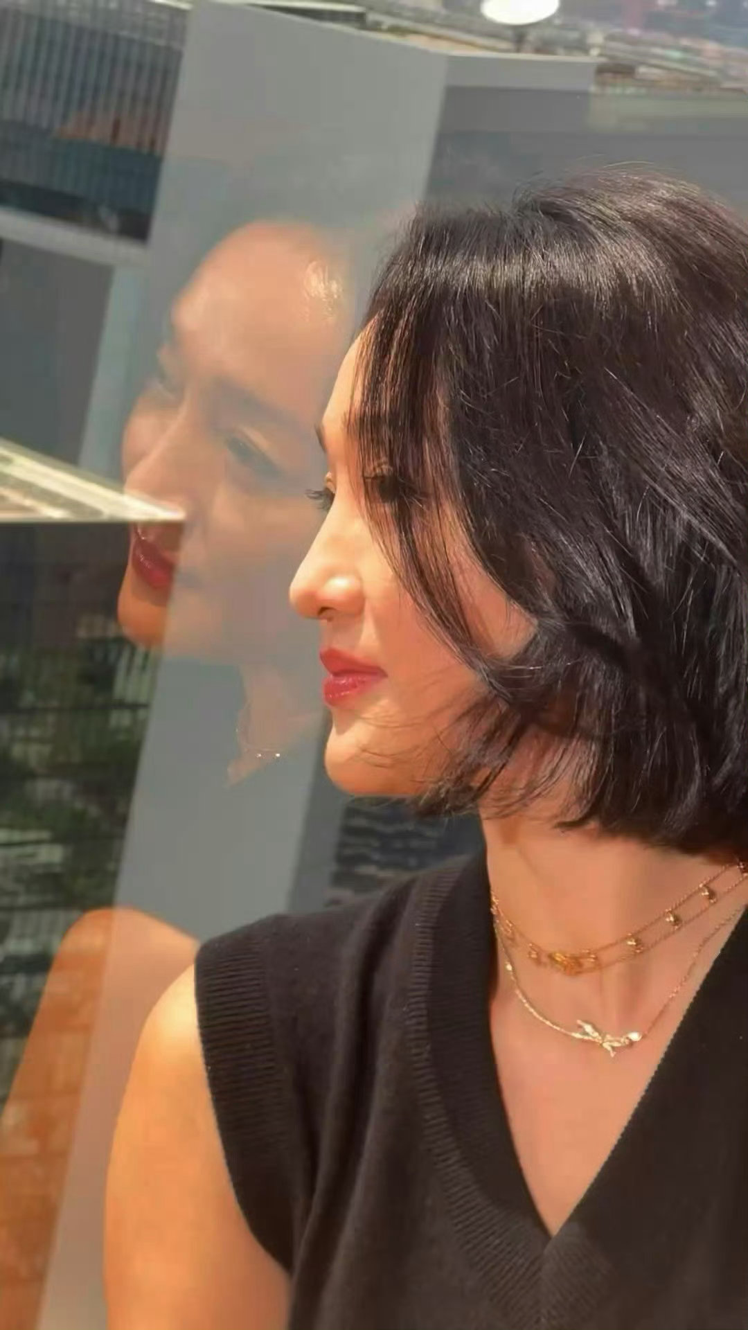 周迅高珠活动状态亮相高珠活动的周迅，用状态诠释了什么是高级感。香奈儿系列