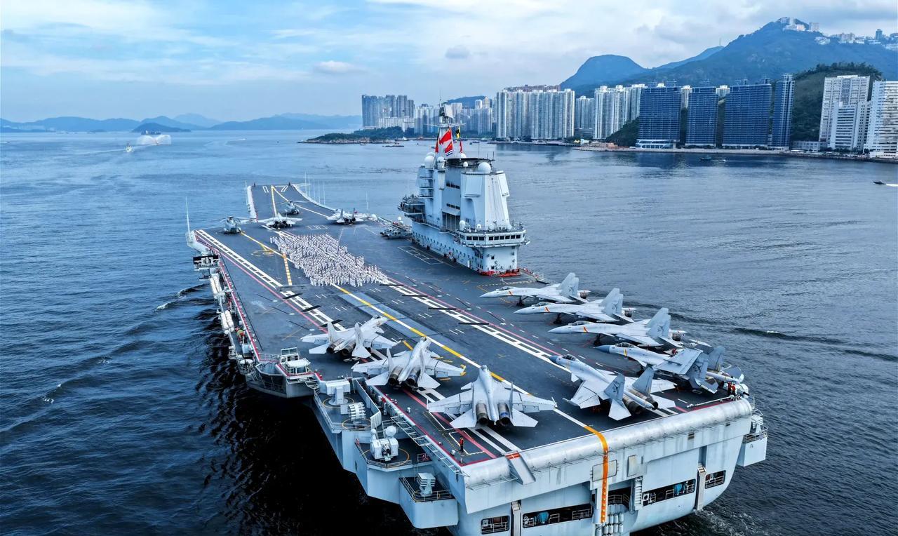 真羡慕香港同胞，2017年辽宁舰抵达香港，2025年山东舰抵达香港，香港同胞在自