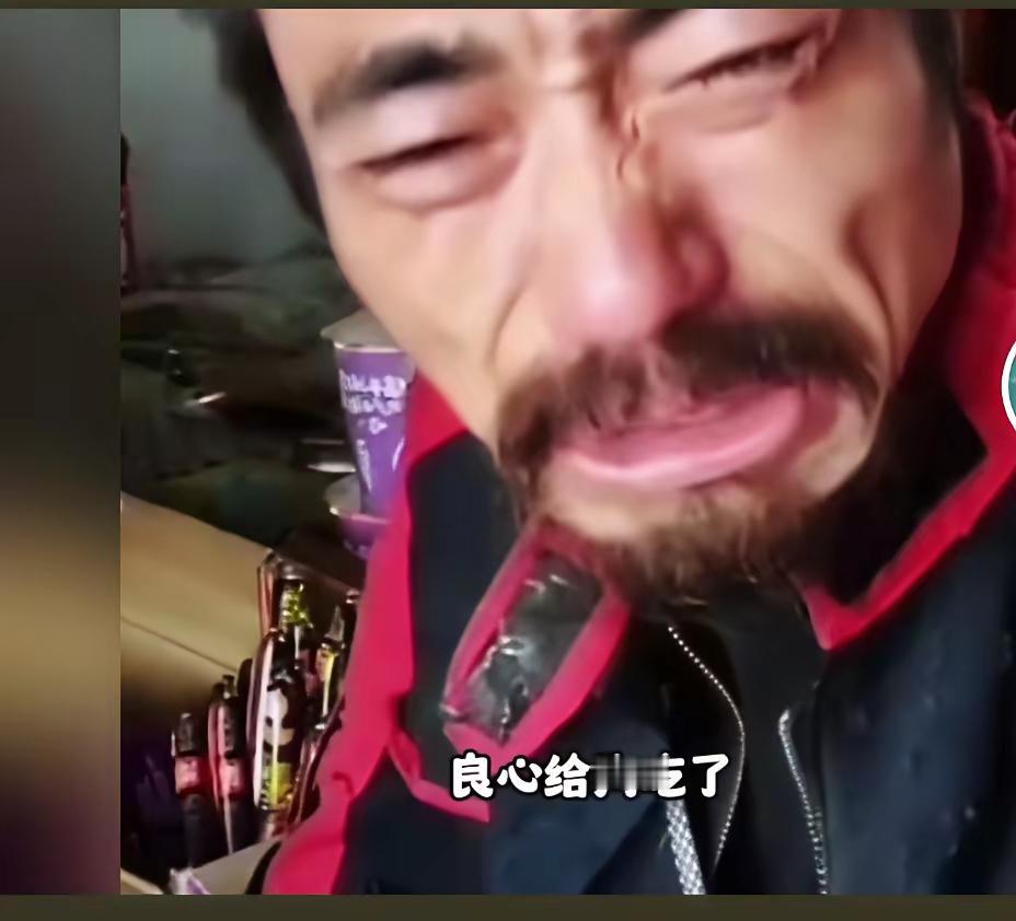 网红阿四是网红湖远行的发小和私人摄影师，两人相识十年，全程陪伴环球骑行之旅。网传