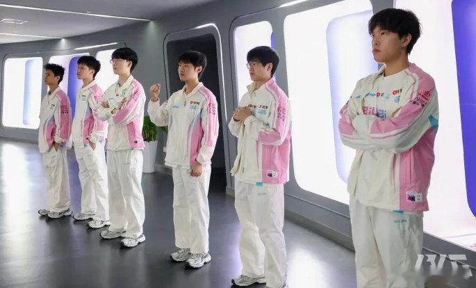 WBG有没有可能战胜BLG？从理论上说机会渺茫，如果是BO3或许有可能，但是这是