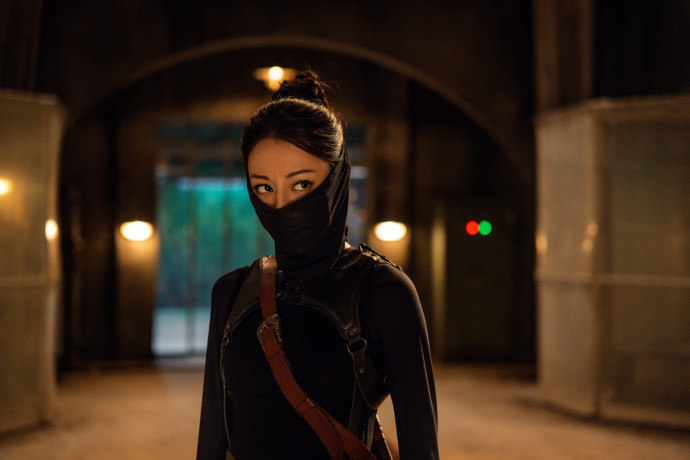 迪丽热巴红黑光影藤蔓缠裹迪丽热巴红黑光影藤蔓缠裹，迪丽热巴十二月行程图送达，新