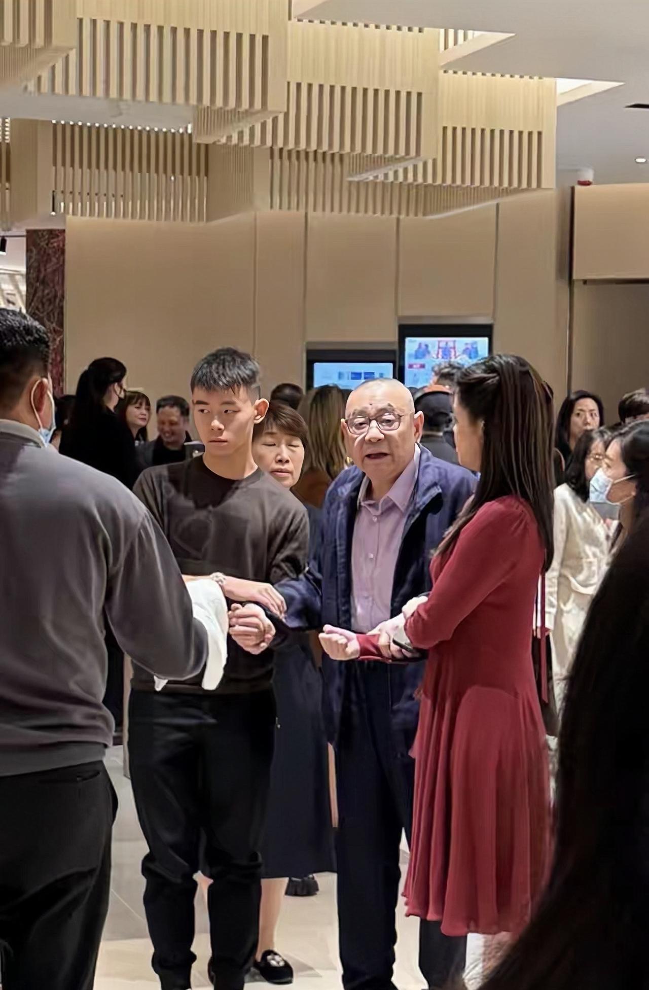 刘銮雄近照，他现身弟弟刘銮鸿新商场开幕典礼活动，吕丽君所生的儿女罕见露面。姐姐