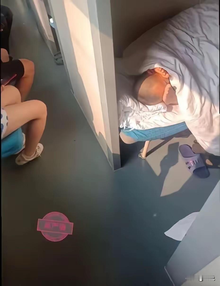 大哥这是睡着还是熏晕了