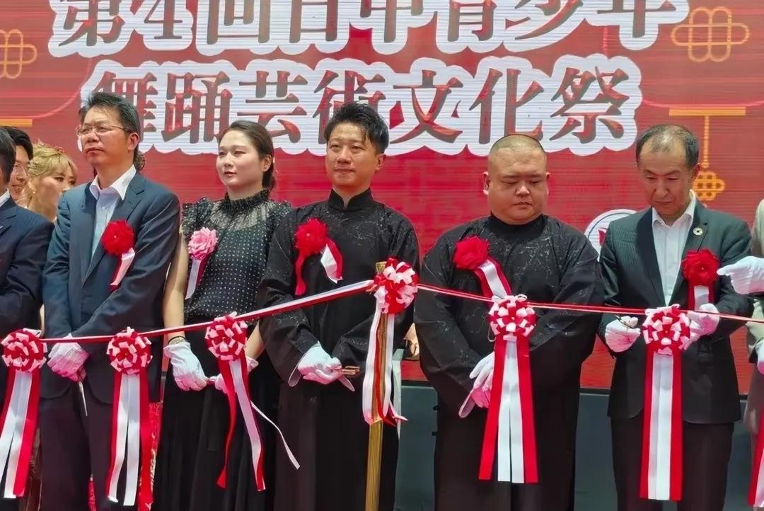 形象好，会说话，忠诚，情商高。这就是为什么张鹤擎现在能够被郭德纲力捧的原因。