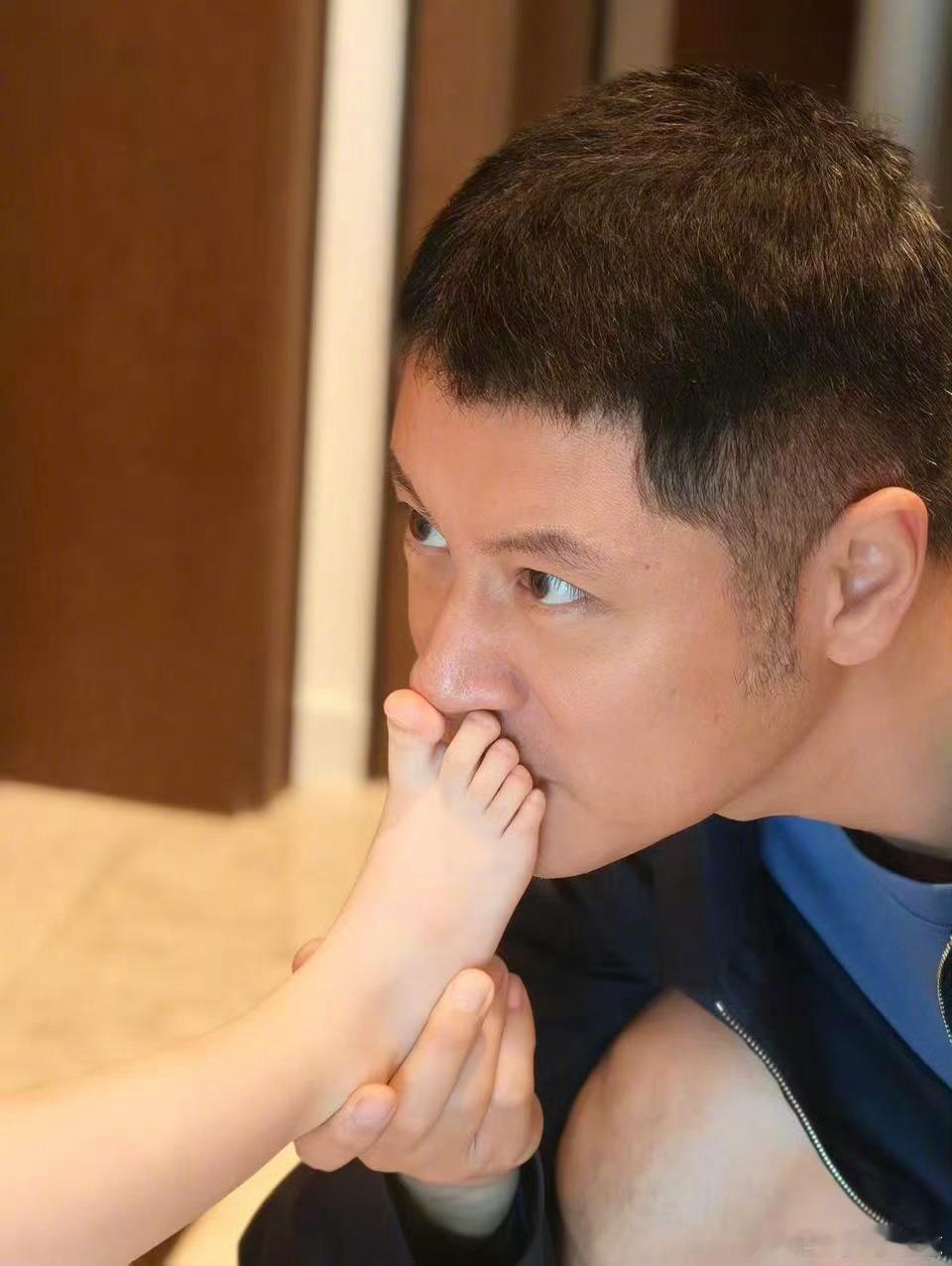 任重亲女儿脚丫任重说女儿的脚是香喷喷的任重罕见晒女儿，亲女儿脚丫，宠溺说道：“