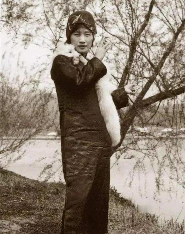 徐志摩和陆小曼婚后，和徐家父母一起住在老家硖石。有一次吃完饭，陆小曼说了一句：志