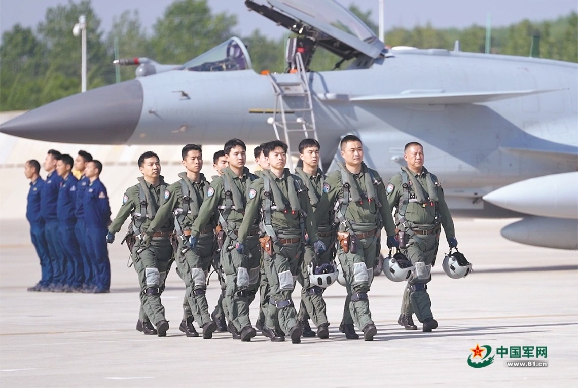 北部战区空军某部作为“种子部队”，前几年先后向外输送20多名飞行骨干，他们有人改