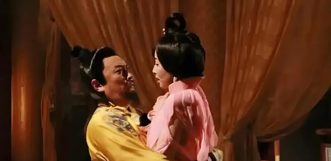 396年的一个秋夜，东晋皇宫静谧无声，唯有清暑殿灯火摇曳。孝武帝司马曜醉酒归来，
