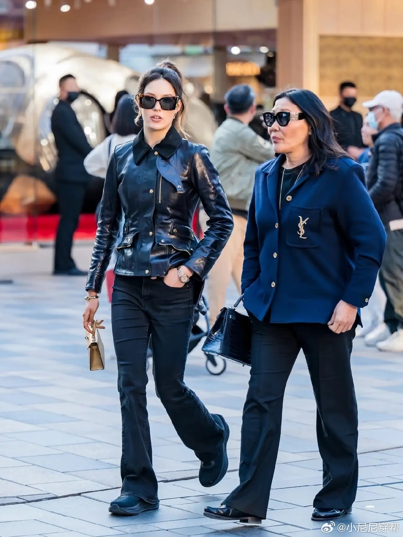 谷爱凌和妈妈现身北京三里屯逛街，这身小皮衣，好酷啊！她今天回北京参加活动的，这日