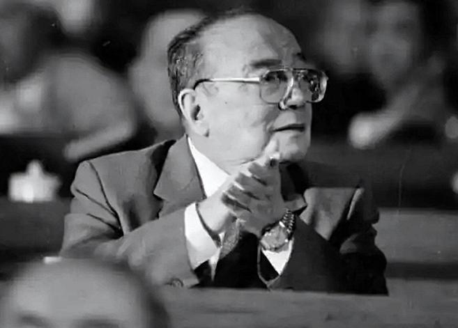 1985年裁军，昆明军区被撤，司令员张铚秀大感意外，政委：怎么办1985年6