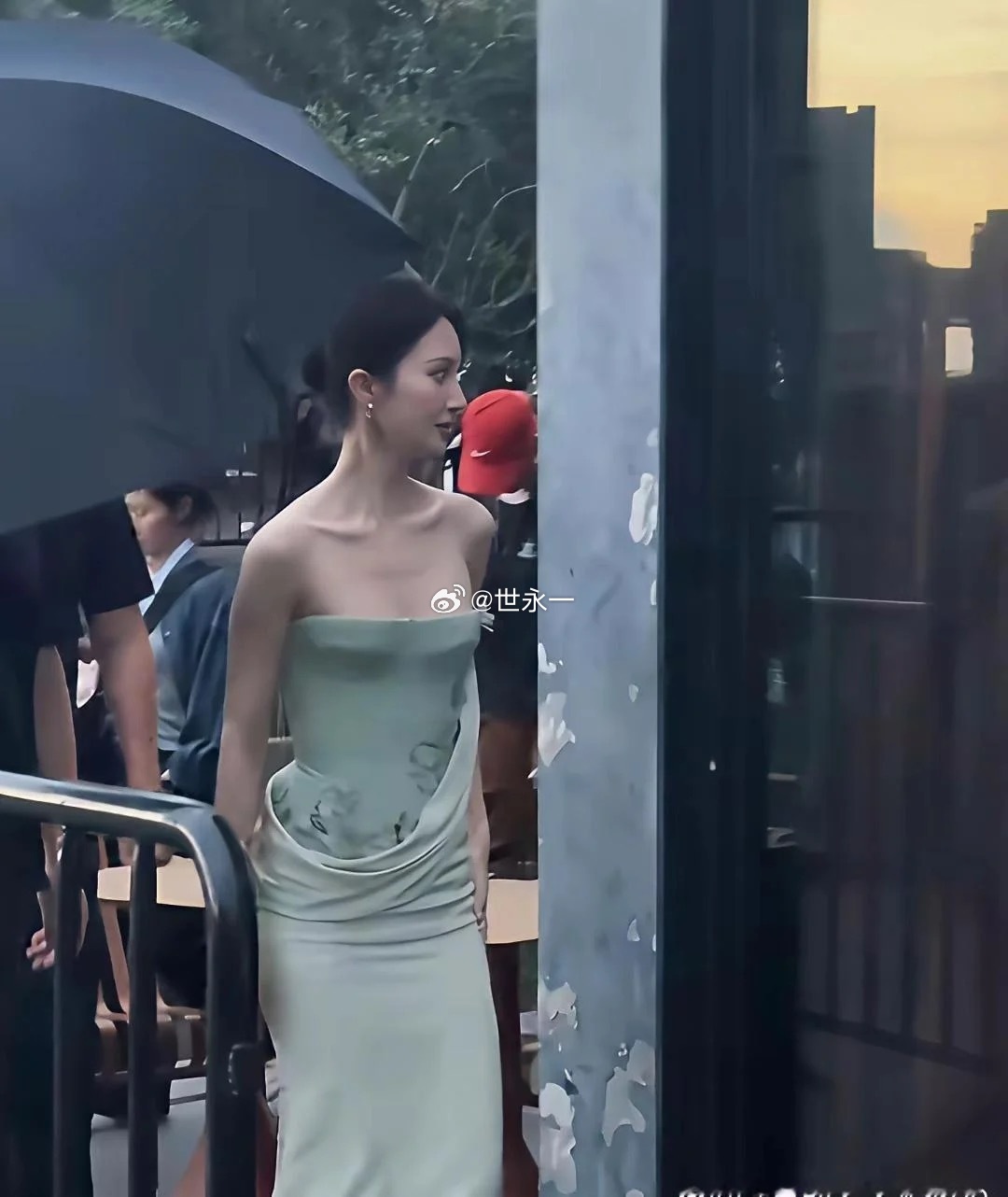 突然发现金晨本人都薄成一片了，这也太瘦了吧！