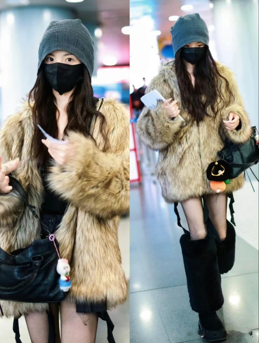 杨超越这个机场造型也太扎眼了。金黄色皮草➕黑丝袜➕黑色毛毛靴，妥妥滴贵妇打扮