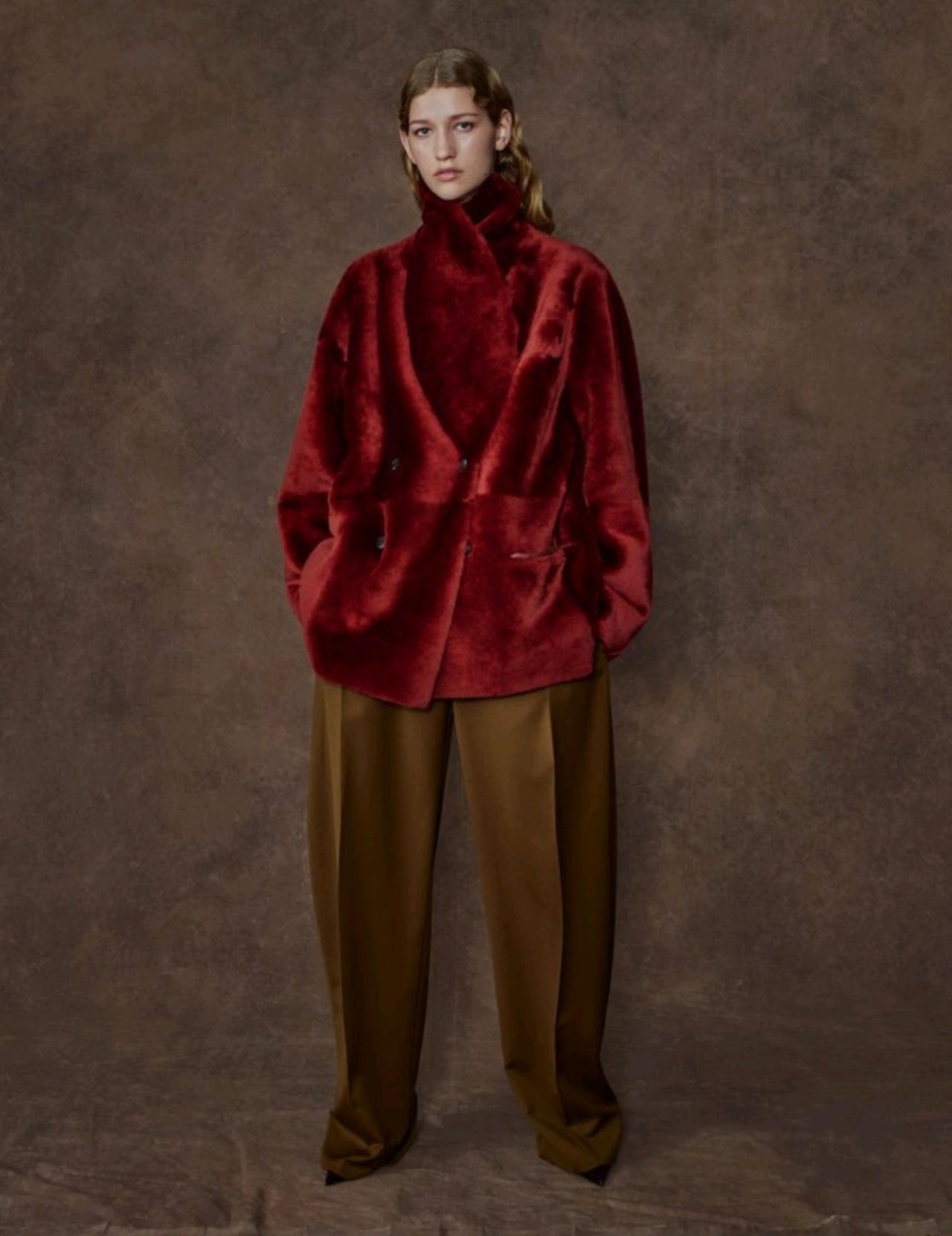 Ferragamo2026早秋系列的核心是"流动与结构的平衡"。设计师用低腰长