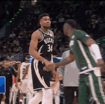 兄弟，我走了，你们慢慢玩！字母哥似乎有点不舒服，情绪很低落，两次回更衣室，几次