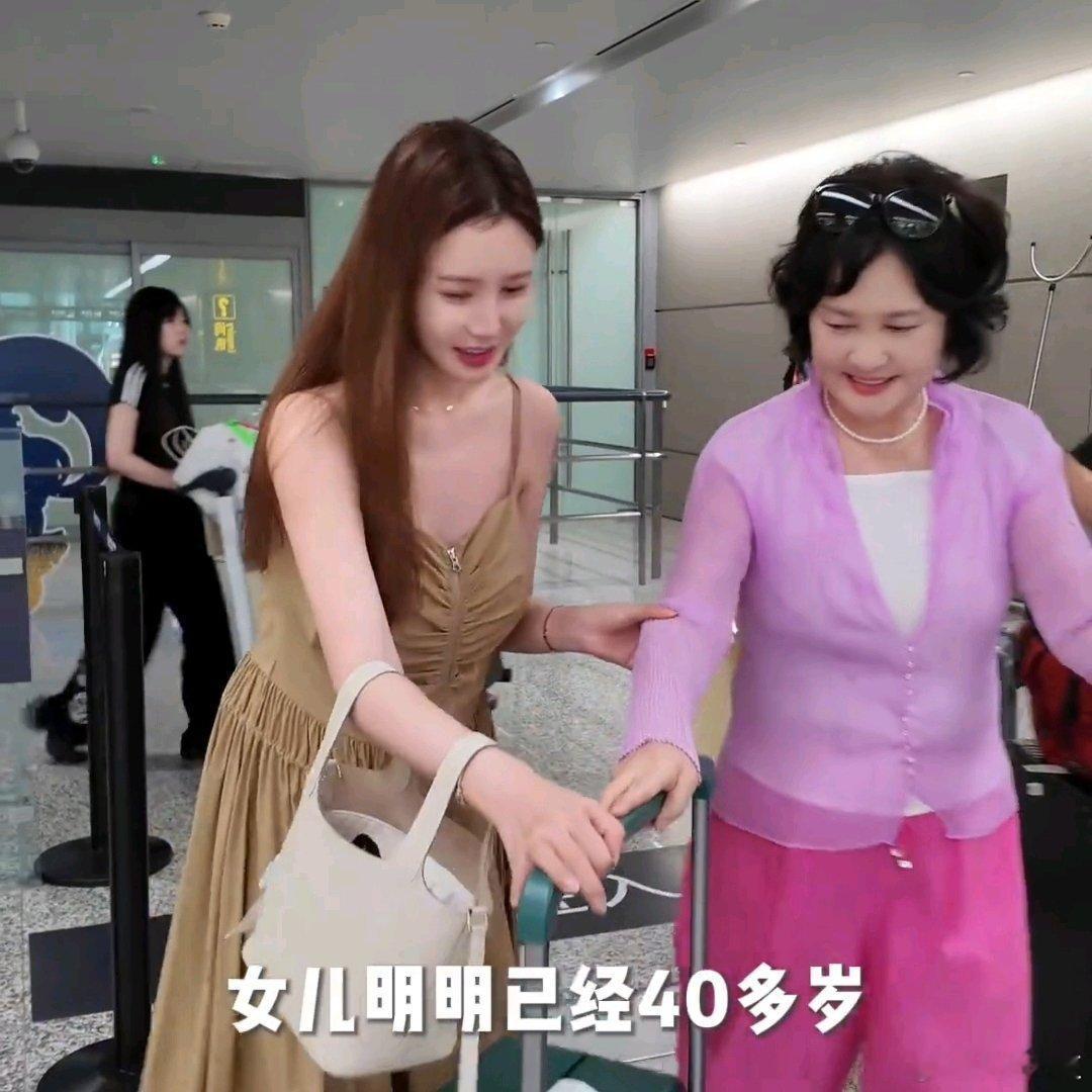 韩国知名女演员李多海近期因母亲赴中国照顾其孕期生活而引发关注。作为中韩跨国婚姻的