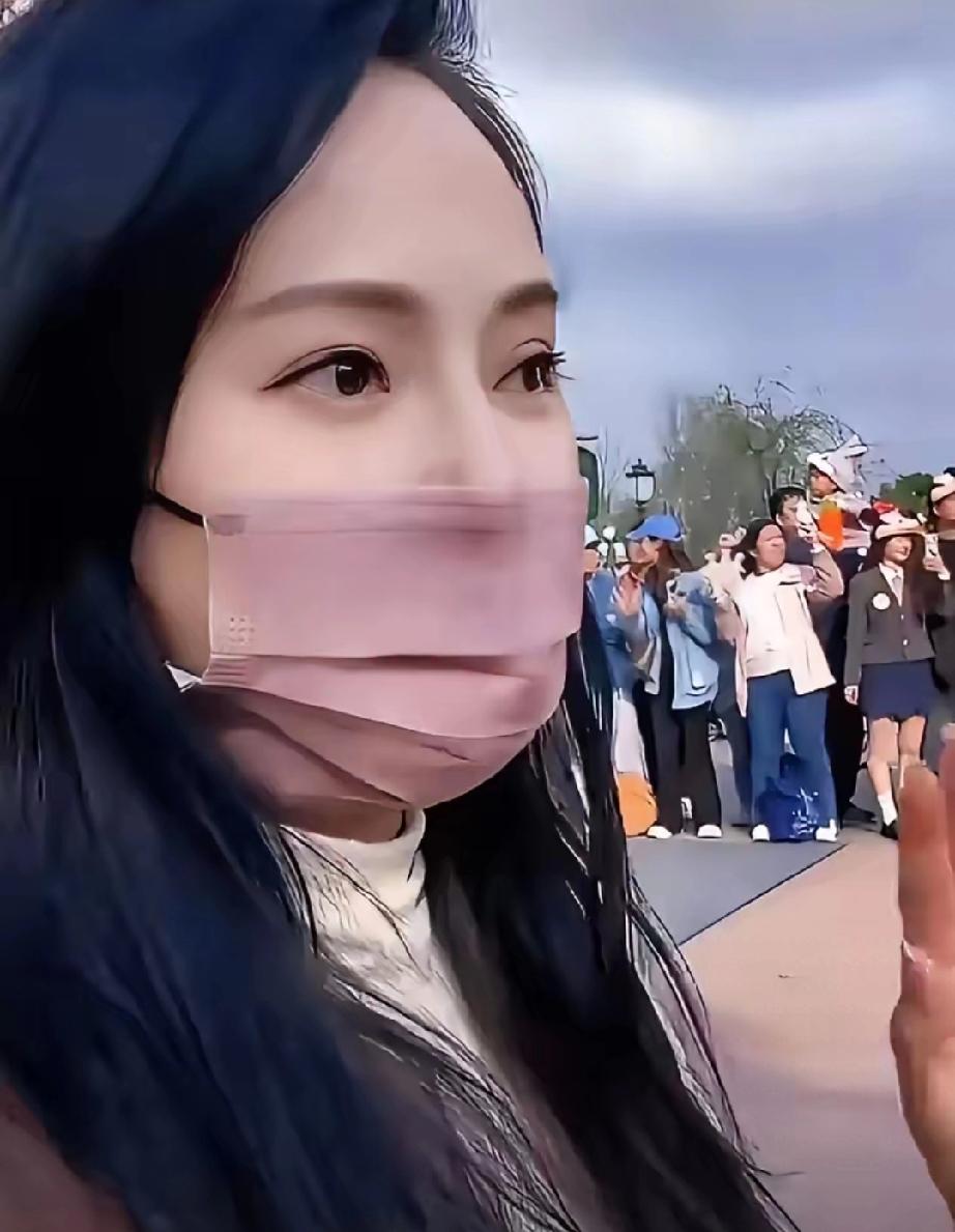 伊能静迪士尼穿搭刷屏！拒绝合影被骂摆架子，背后真相太好哭伊能