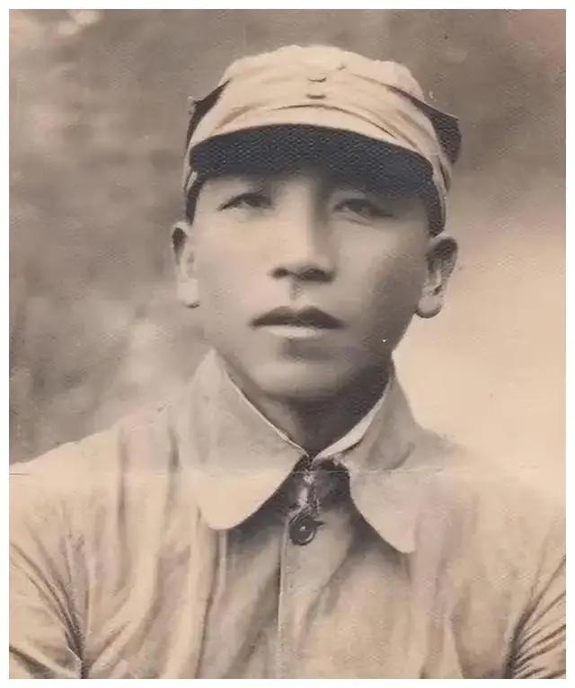 1956年，秦基伟副司令下连队检查工作，夜里翻来覆去没睡着，就在院子里散步。正走