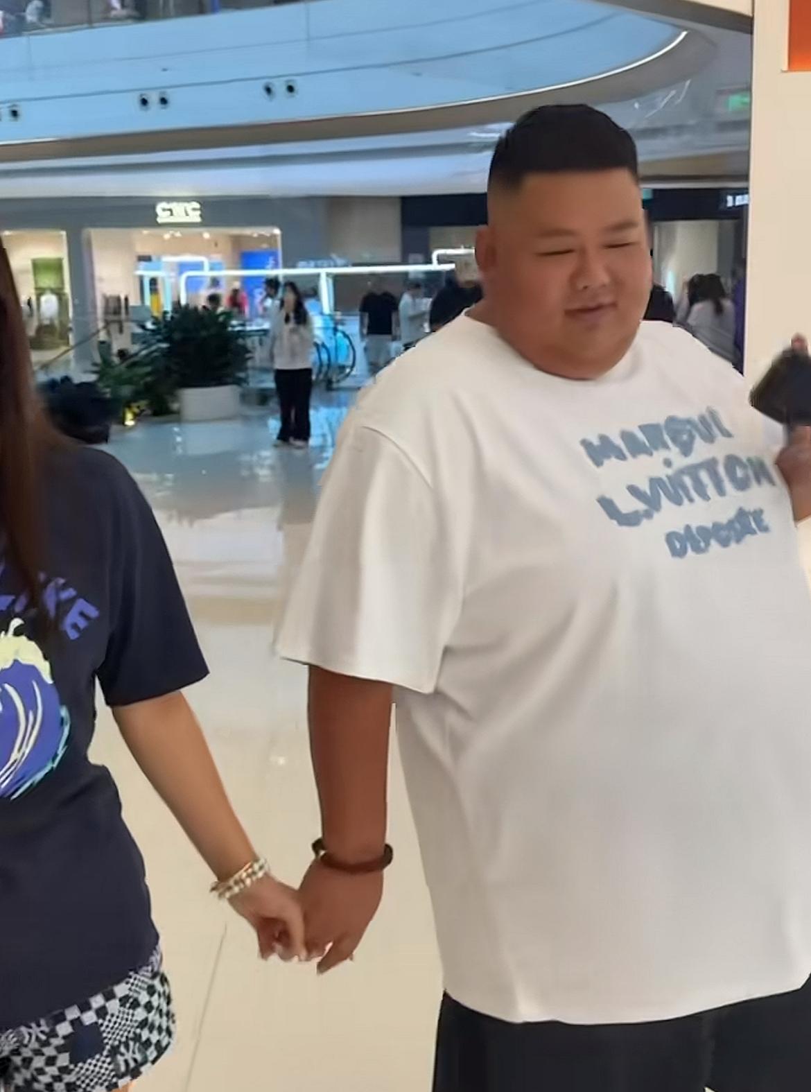 河北“大胃王”良子，携女友娟逛黄金店，无名指戴金戒，疑似有情况全程笑嘻嘻，良子