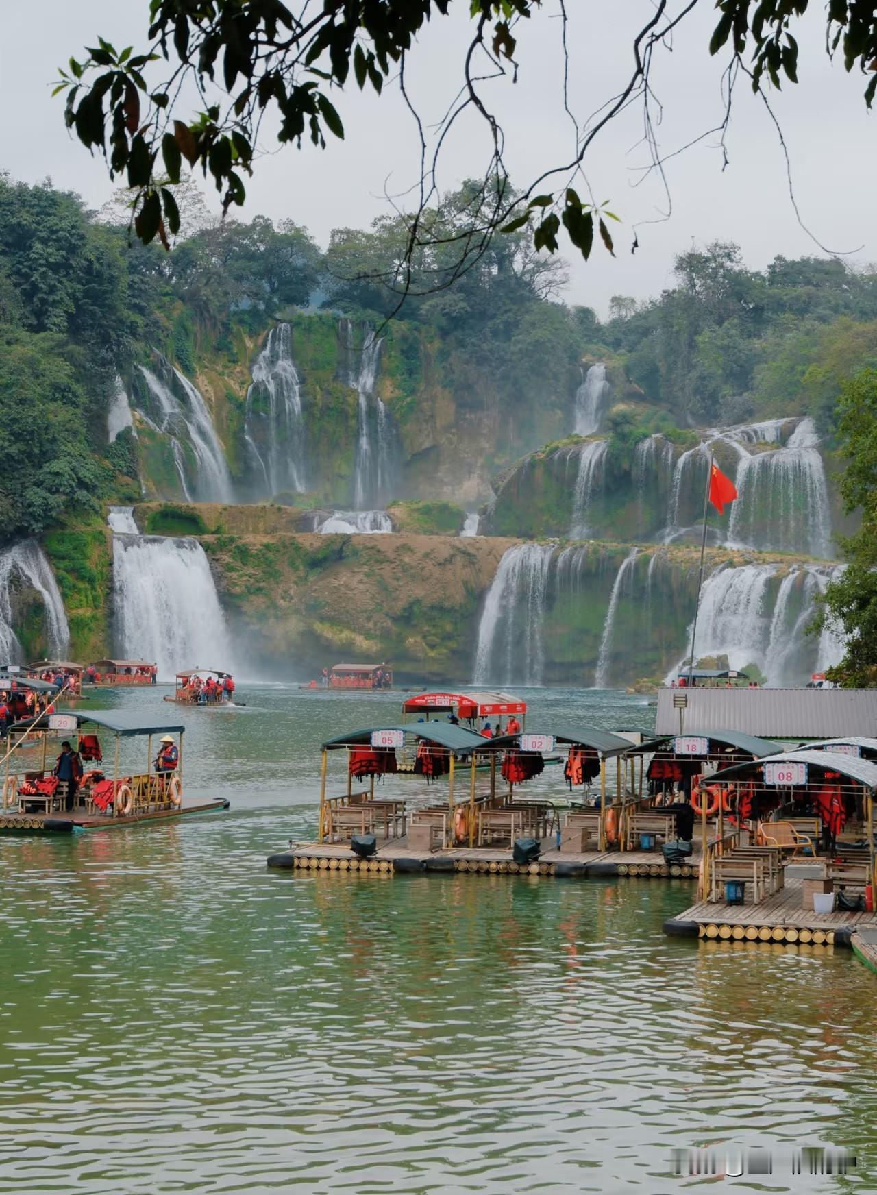德天瀑布，真的有点离谱！水量大小我都能接受，毕竟一季一景，各有风味。但交通这